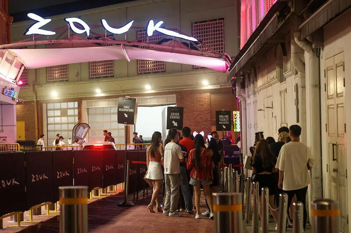 Zouk在平安夜晚上10时营业，9时45分左右出现10多名客人等待入场。（陈斌勤摄）