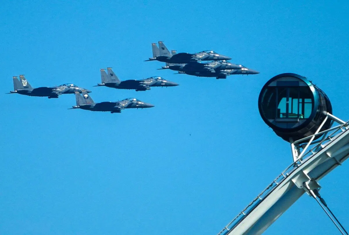 六架F-15SG战机以每小时超过600公里的速度以及1500英尺的高度飞越18个组屋区，这个过程少于30分钟。（何家俊摄）