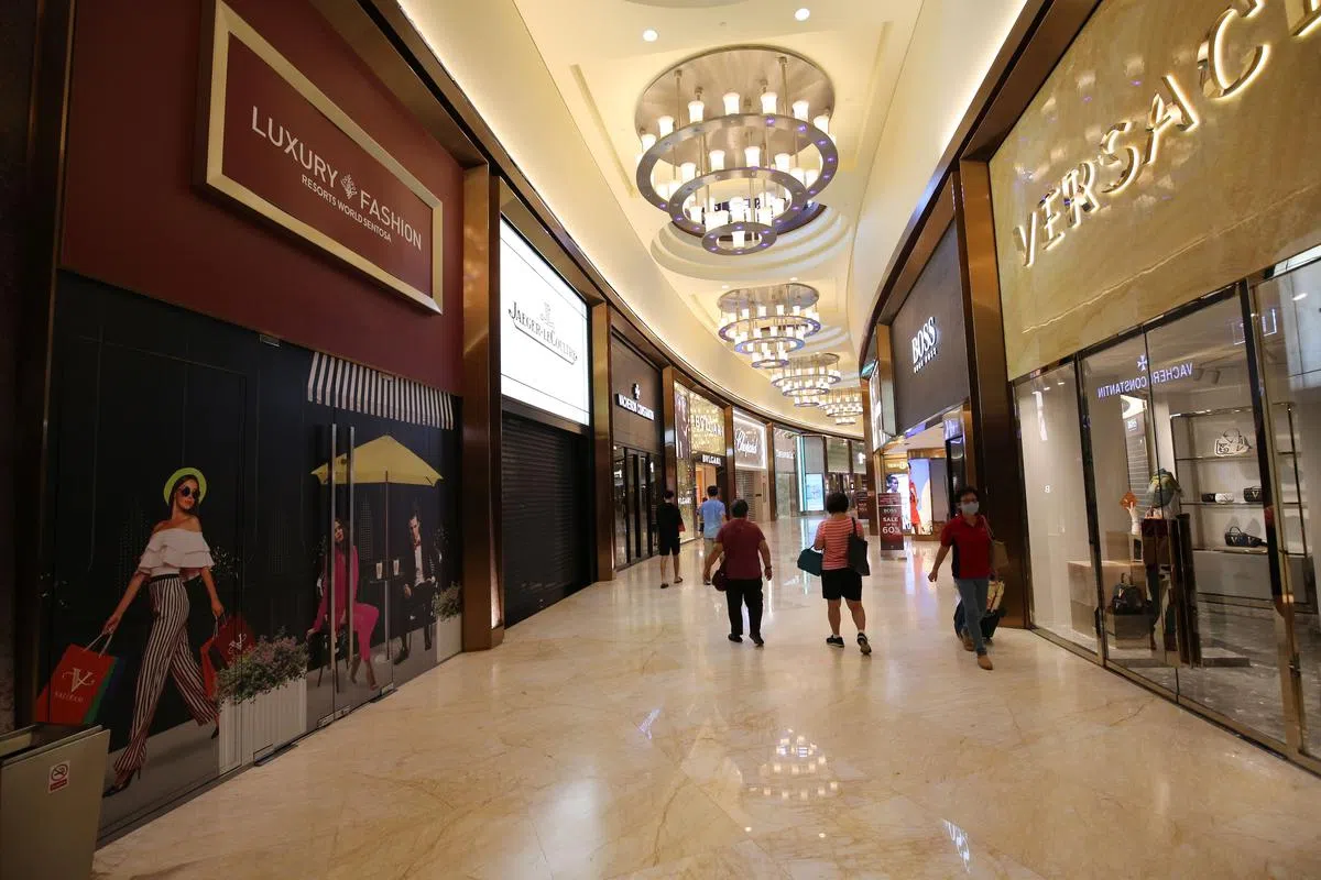 圣淘沙名胜世界奢侈品商店，疫情下人流较往日减少。（档案照）