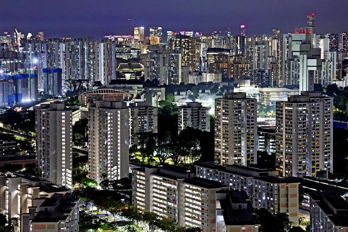 入夜后，新加坡万家灯火。（海峡时报）