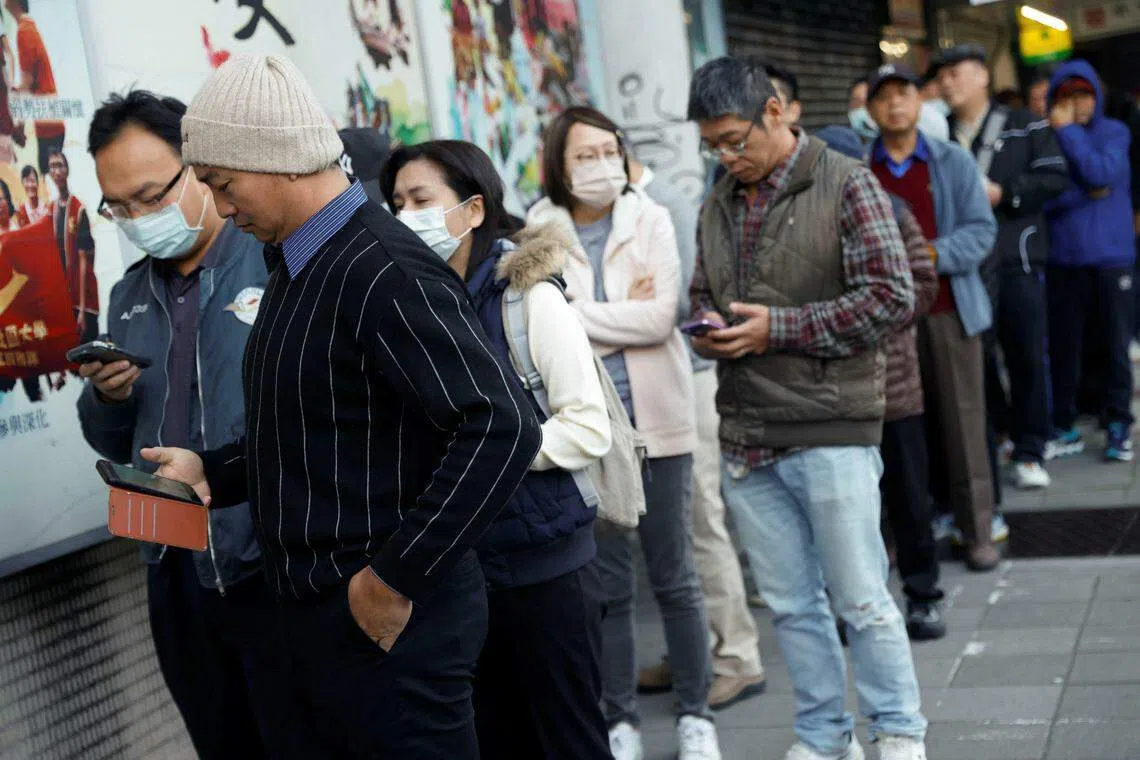 选民一早在台北市的投票站外排队等待投票。（路透社）