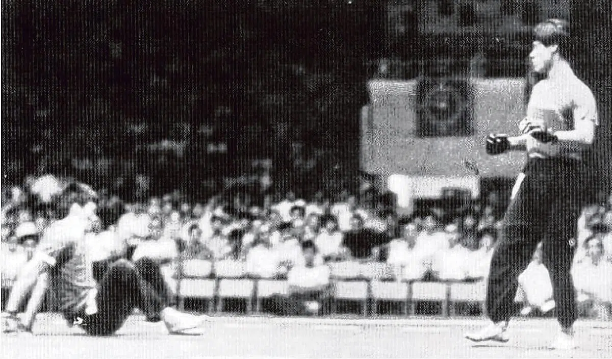 1976年，白鹤武术主任雷光荣（右）在擂台上击倒对手。（星洲白鹤派体育会照片）