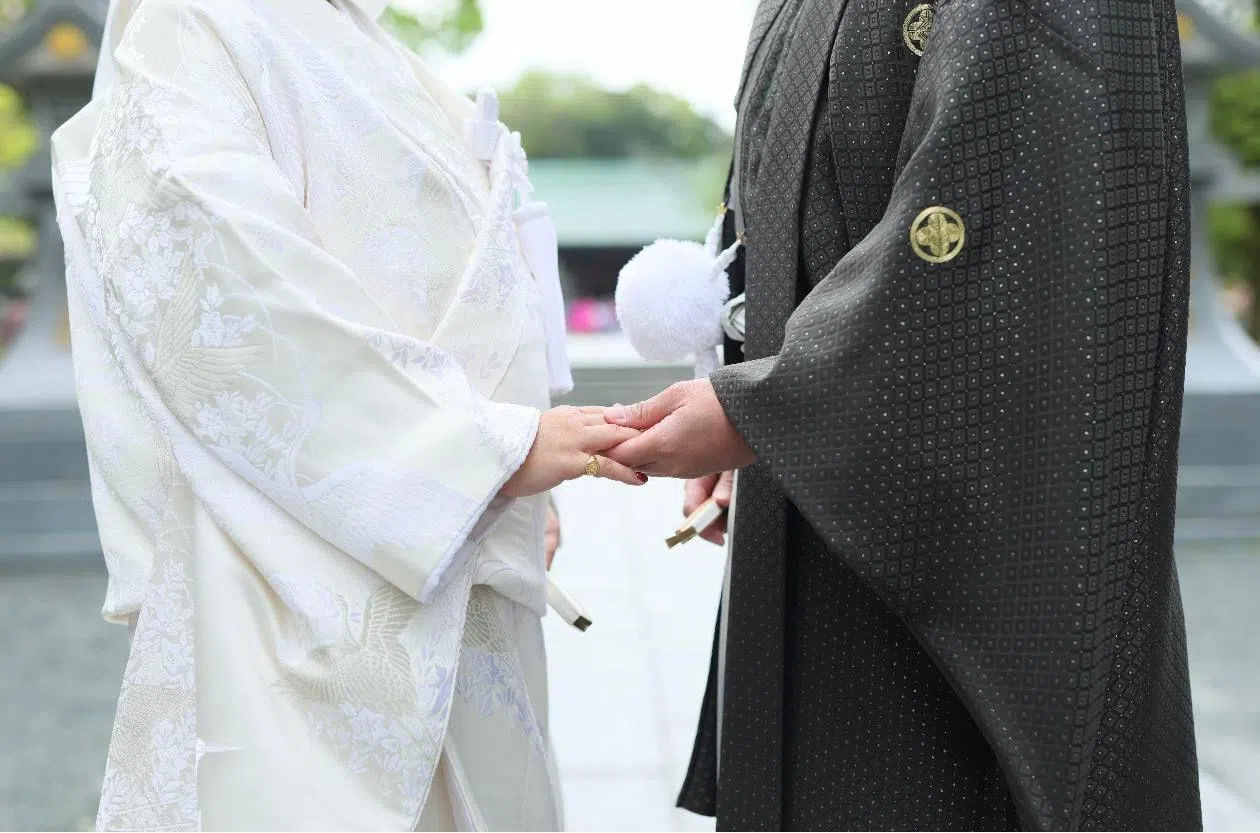 一对新人在亲友祝福下完成传统日式婚礼。（陈熙提供）