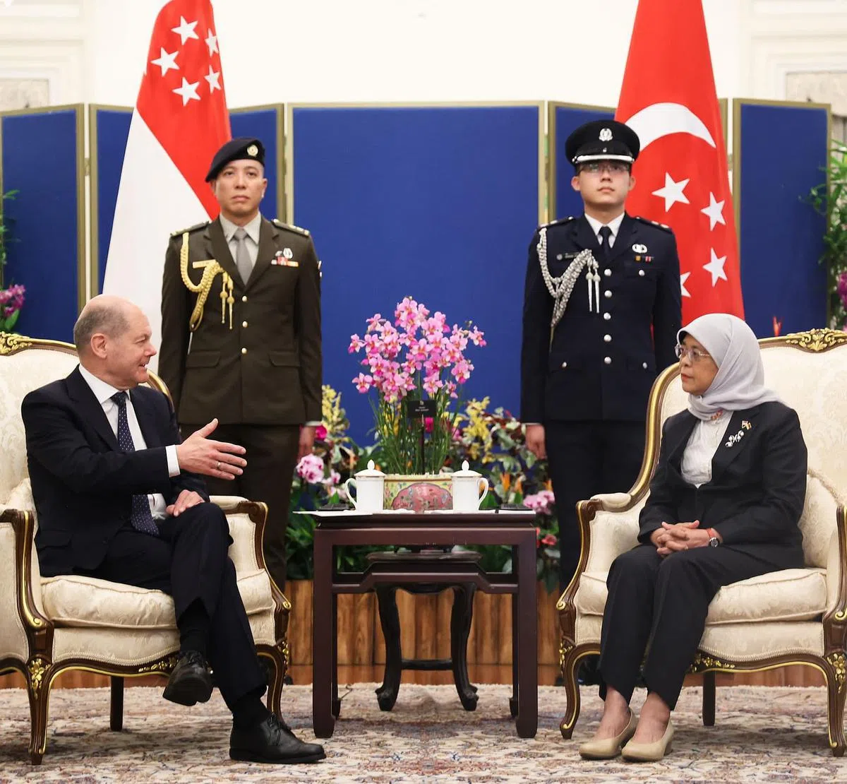 德国总理朔尔茨（左）与哈莉玛总统（右）会面时，谈论了双边合作的领域、中美关系的现状、即将召开的二十国集团峰会以及俄乌战争。（蔡家增摄）