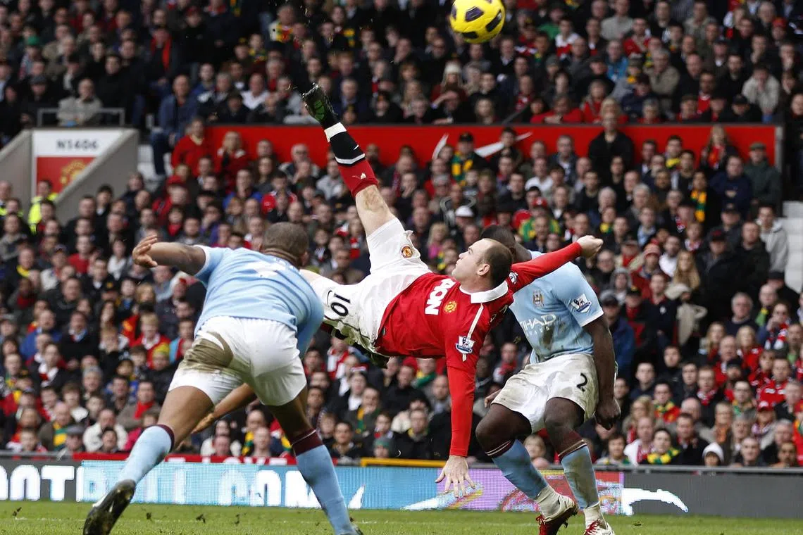鲁尼（中）在曼联2011年主场对垒曼市的英超同城战中，以一记技惊四座的倒挂金钩破门，助球队取得2比1的胜利，让老特拉福德观众陷入疯狂。（路透社）