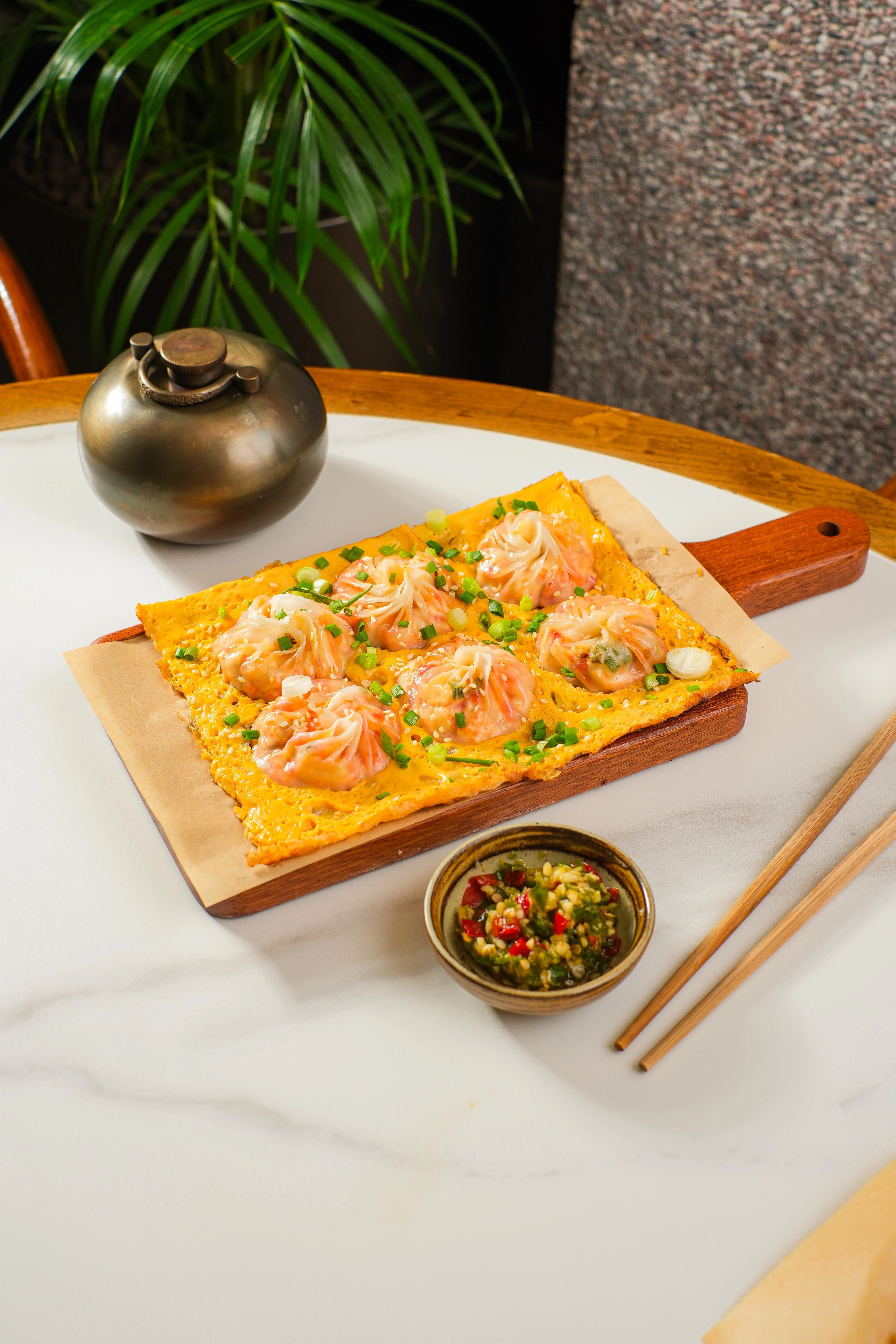 豆腐生煎底部金黄酥脆，薄皮包裹着嫩滑豆腐，口感轻盈。（餐馆提供）