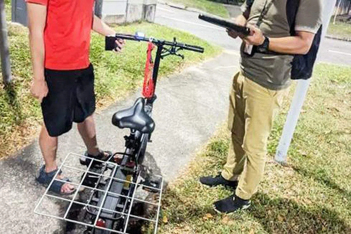 执法人员正在检查非法改装的电动脚踏车。（警方提供）