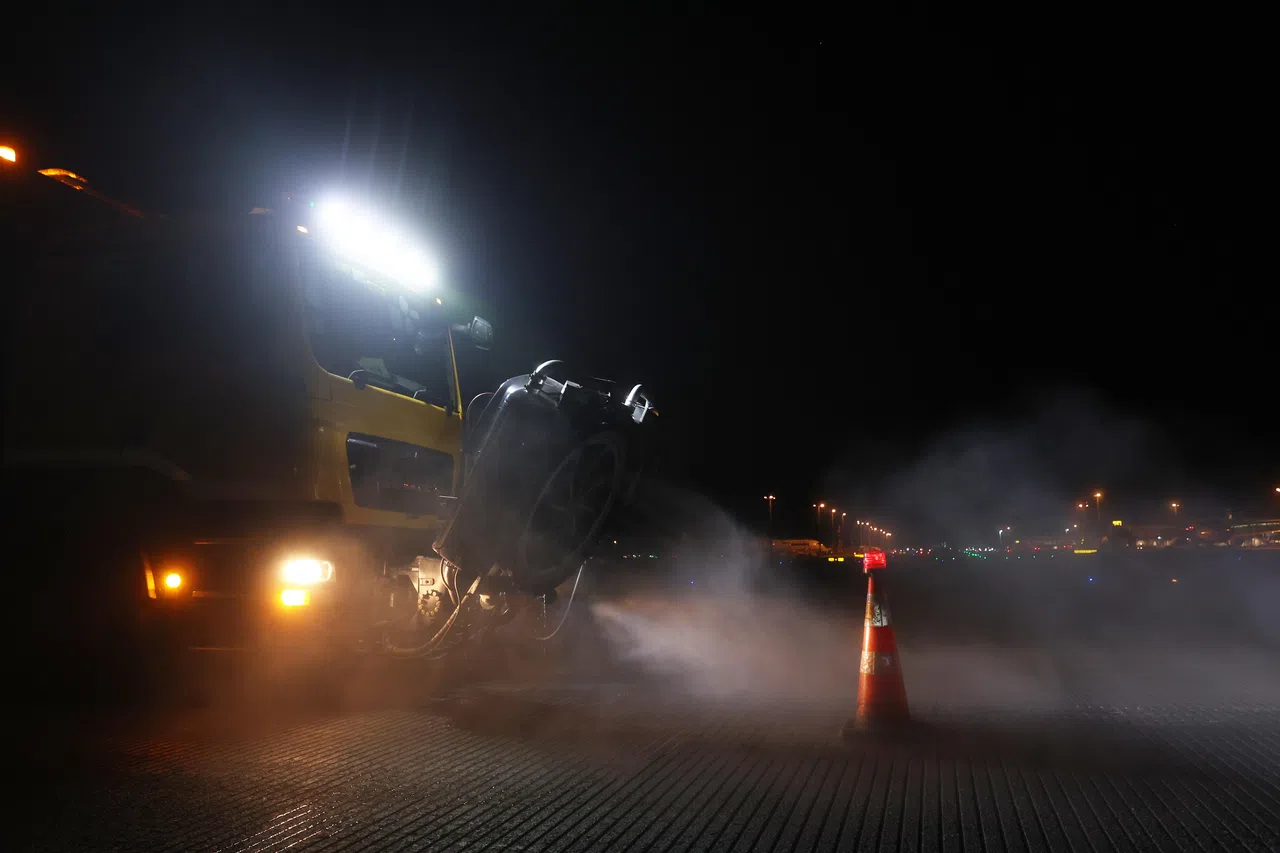 空侧区车辆使用高功率水枪清洗跑道，清除飞机轮胎留下的塑胶残留物。（白艳琳摄）
