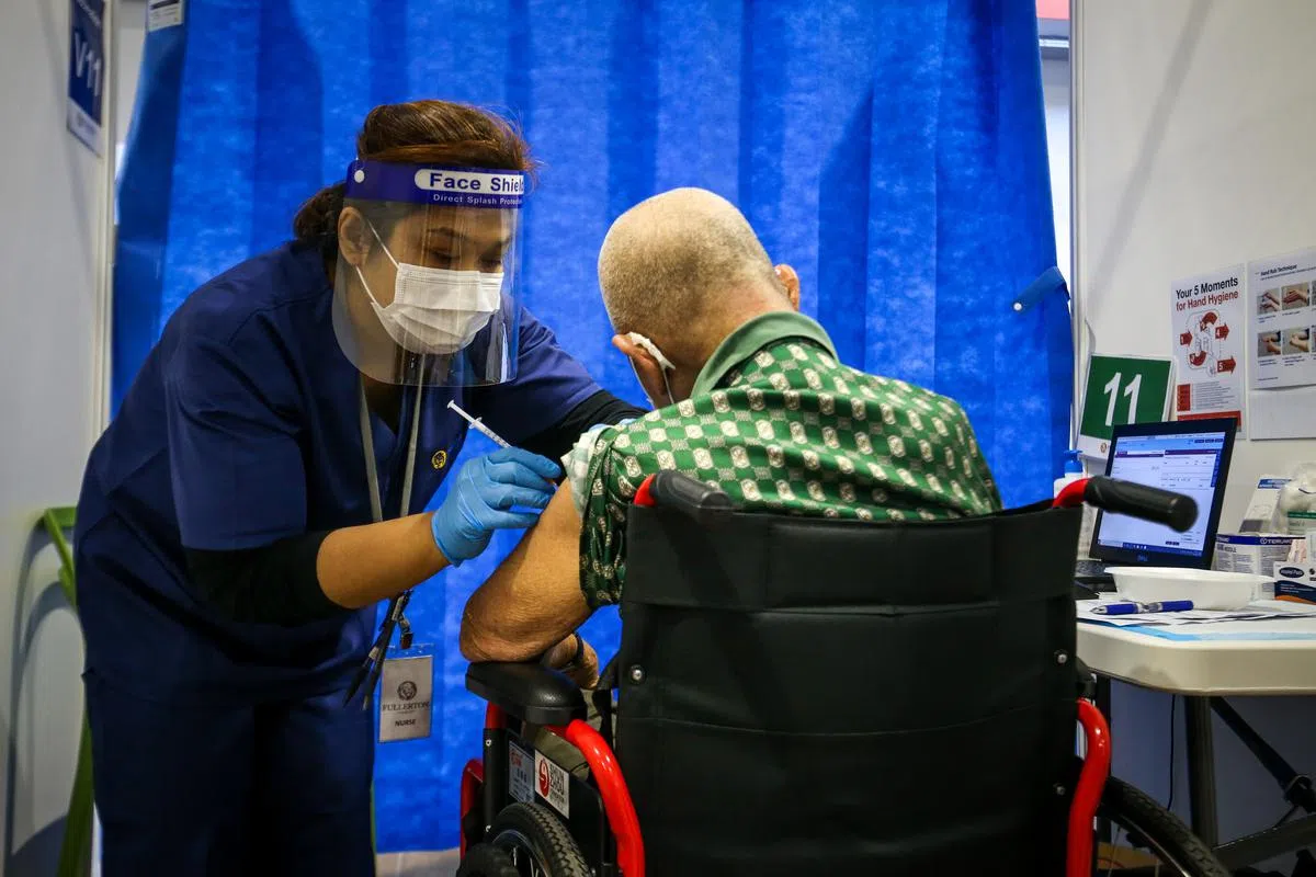 德尔塔毒株肆虐，新加坡已开始为年长者优先接种追加剂，提升保护力。（档案照）