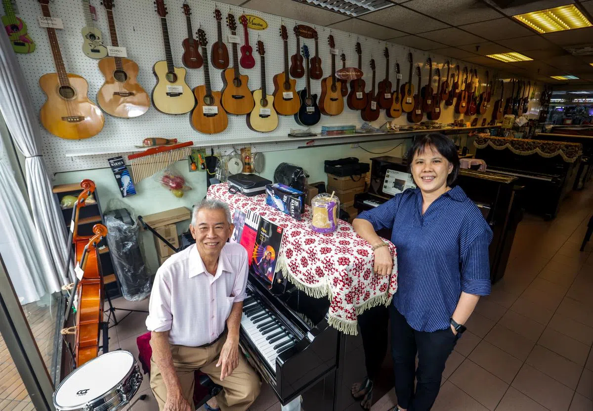 贺盛峰与做了40年的助手颜翠红守护着联艺琴行最后的琴音。（叶振忠摄影）