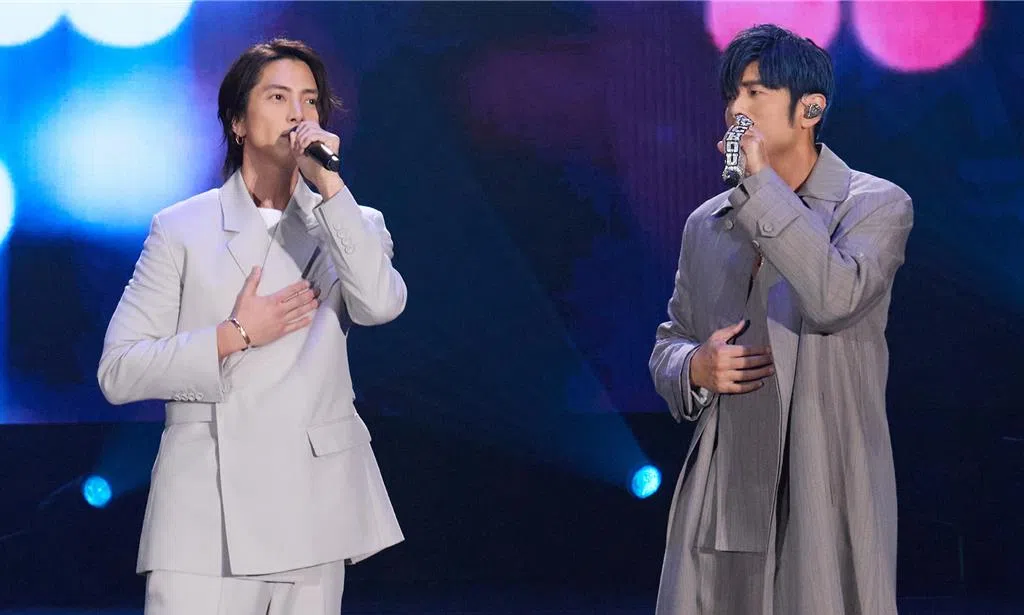 周杰伦（右）在香港启德体育园主场馆开唱，请来山下智久当嘉宾。（互联网）