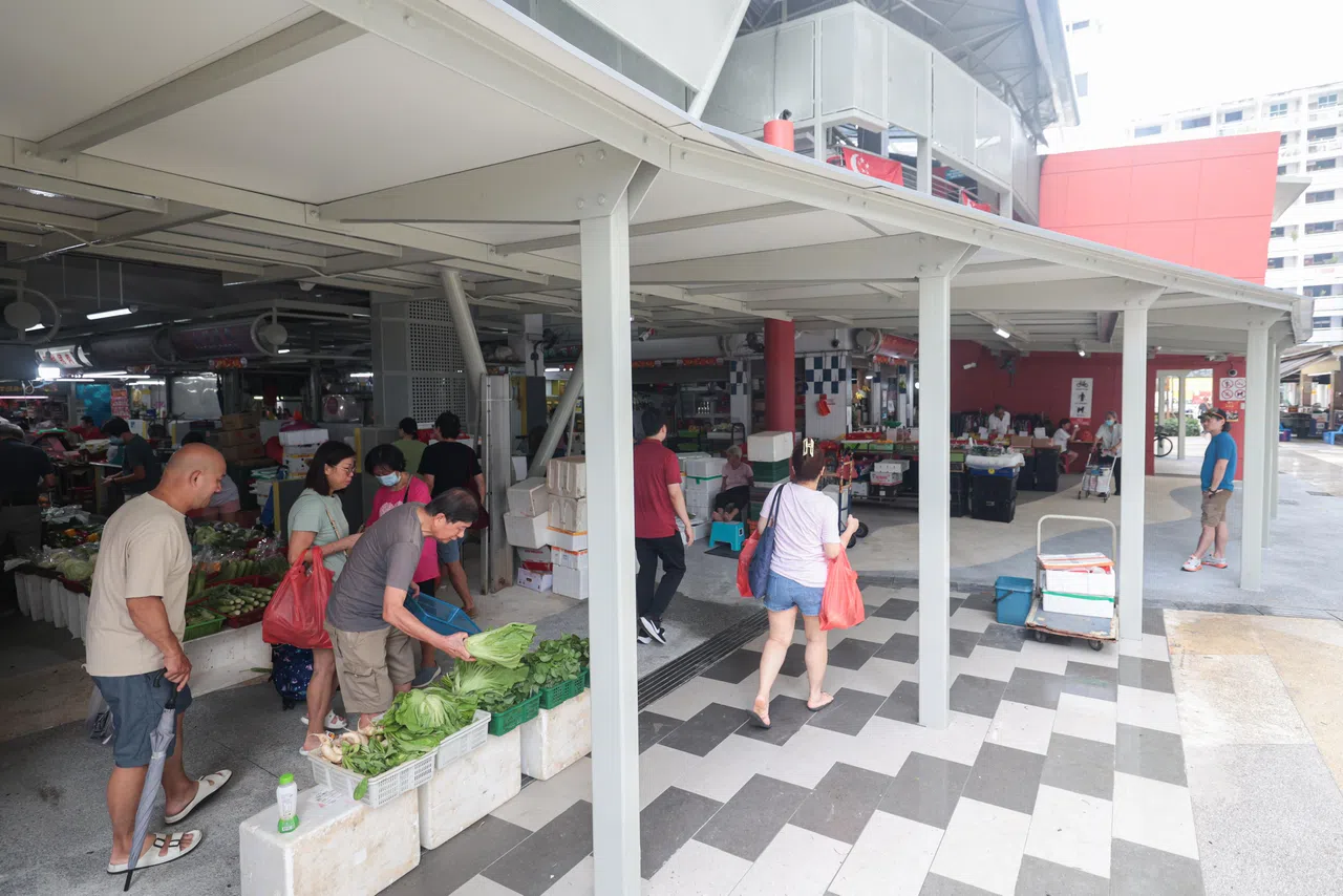 一楼巴刹新装置的遮棚受不少摊贩欢迎。（李冠卫摄）