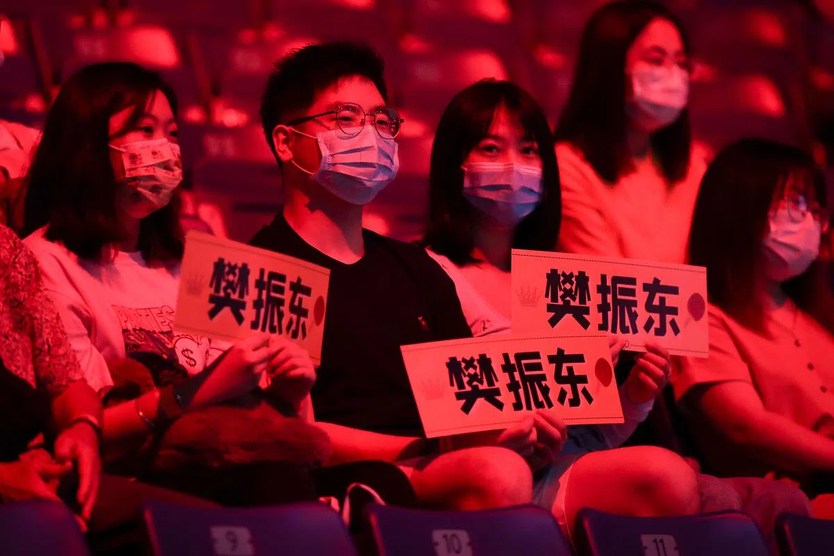 华侨银行室内体育馆每天都可见到许多樊振东的球迷，拿着写上他名字的黄色手幅入场为他打气。（蔡家增摄）