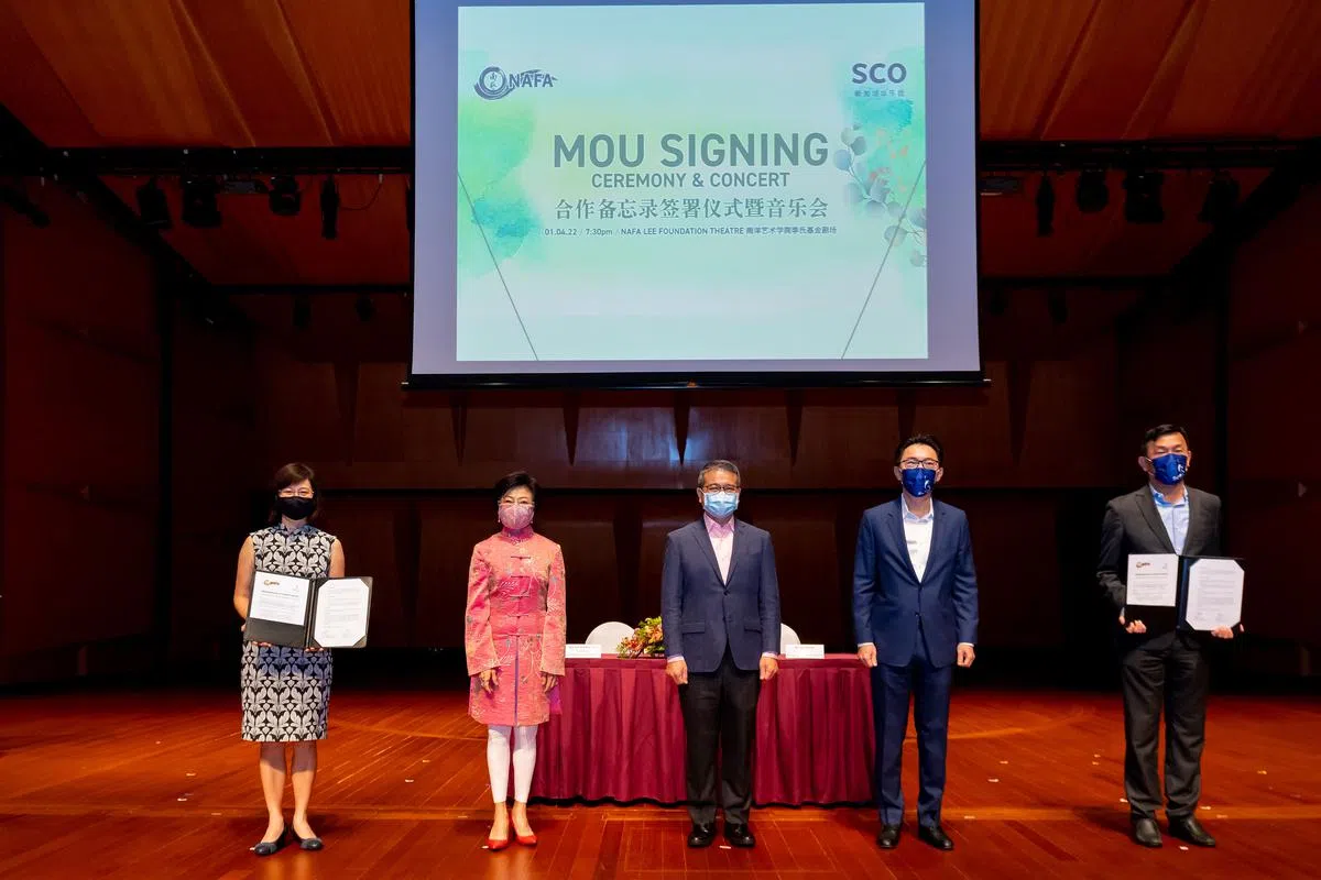 合作备忘录在文化、社区及青年部长兼律政部第二部长唐振辉（中）的见证下签署，左起为南洋艺术学院院长苏惠兰、 南洋艺术学院董事会主席刘心玲、新加坡华乐团董事主席吴绍均、新加坡华乐团行政总监何伟山。（新加坡华乐团提供）