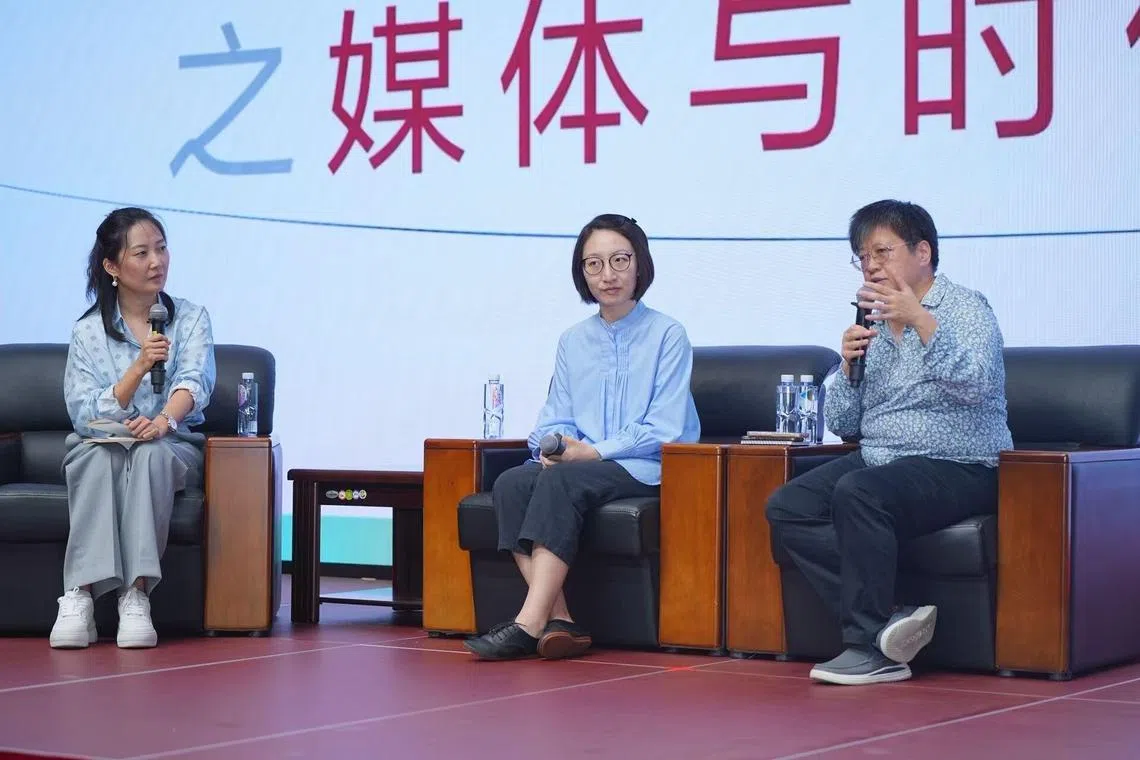 《联合早报》副总编辑韩咏红（右）、上海特派员黎康（中）星期四（5月29日）与暨南大学新闻与传播学院副教授王媛（左）在暨南大学对谈。