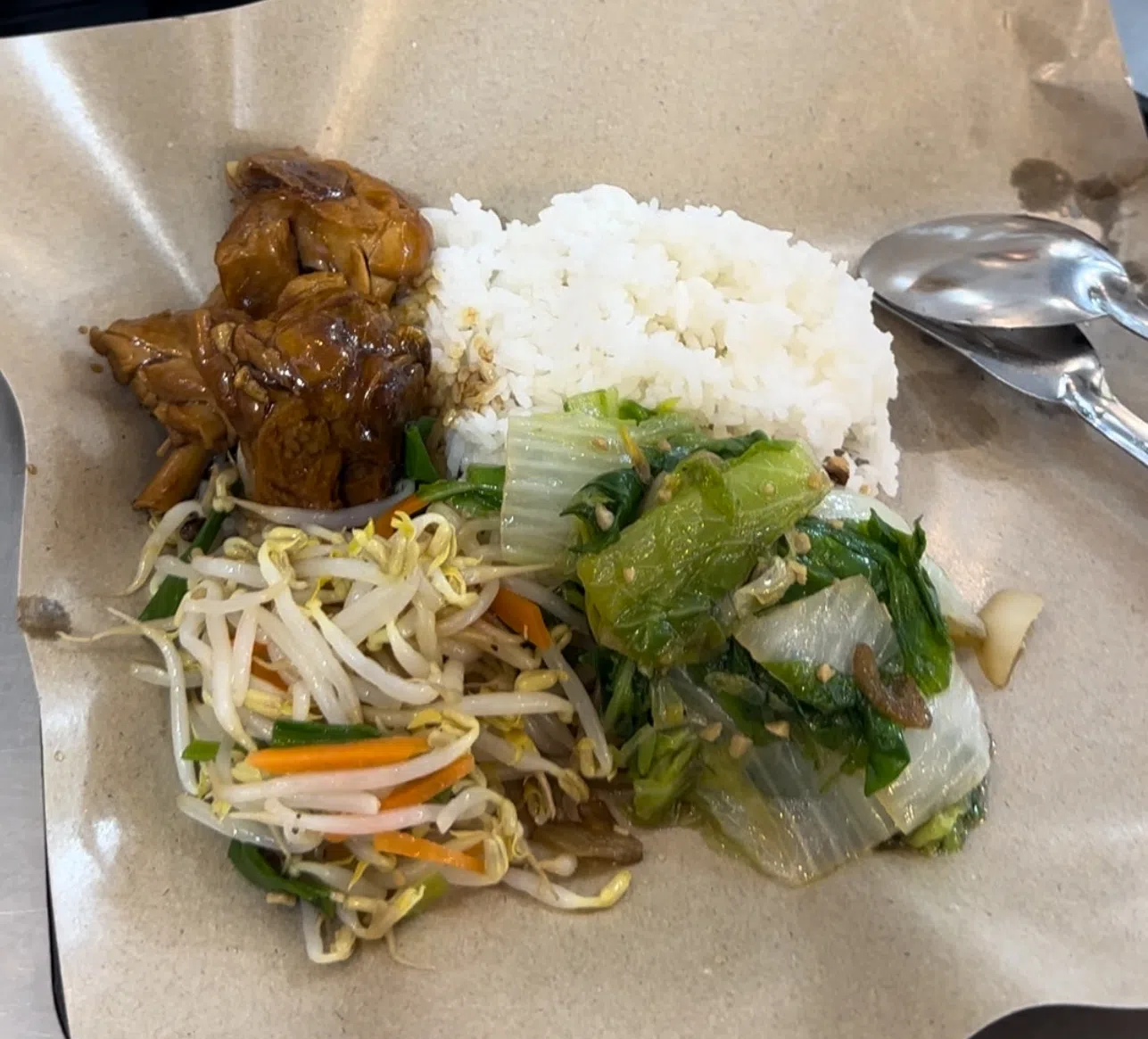 “天天来”杂菜饭提供$2.80两菜一肉的选项。