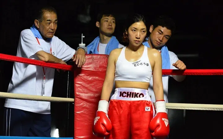 《热辣滚烫》根据影后安藤樱主演的《百元之恋》改编，不少画面和情节都复刻。（互联网）