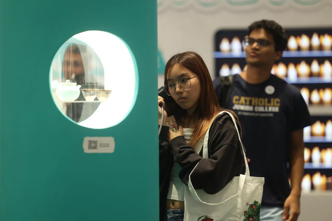 不少路过的公众都驻足倾听这些真实的声音，诉说着毒品如何让自己和家人关系破裂。（吴先邦摄）