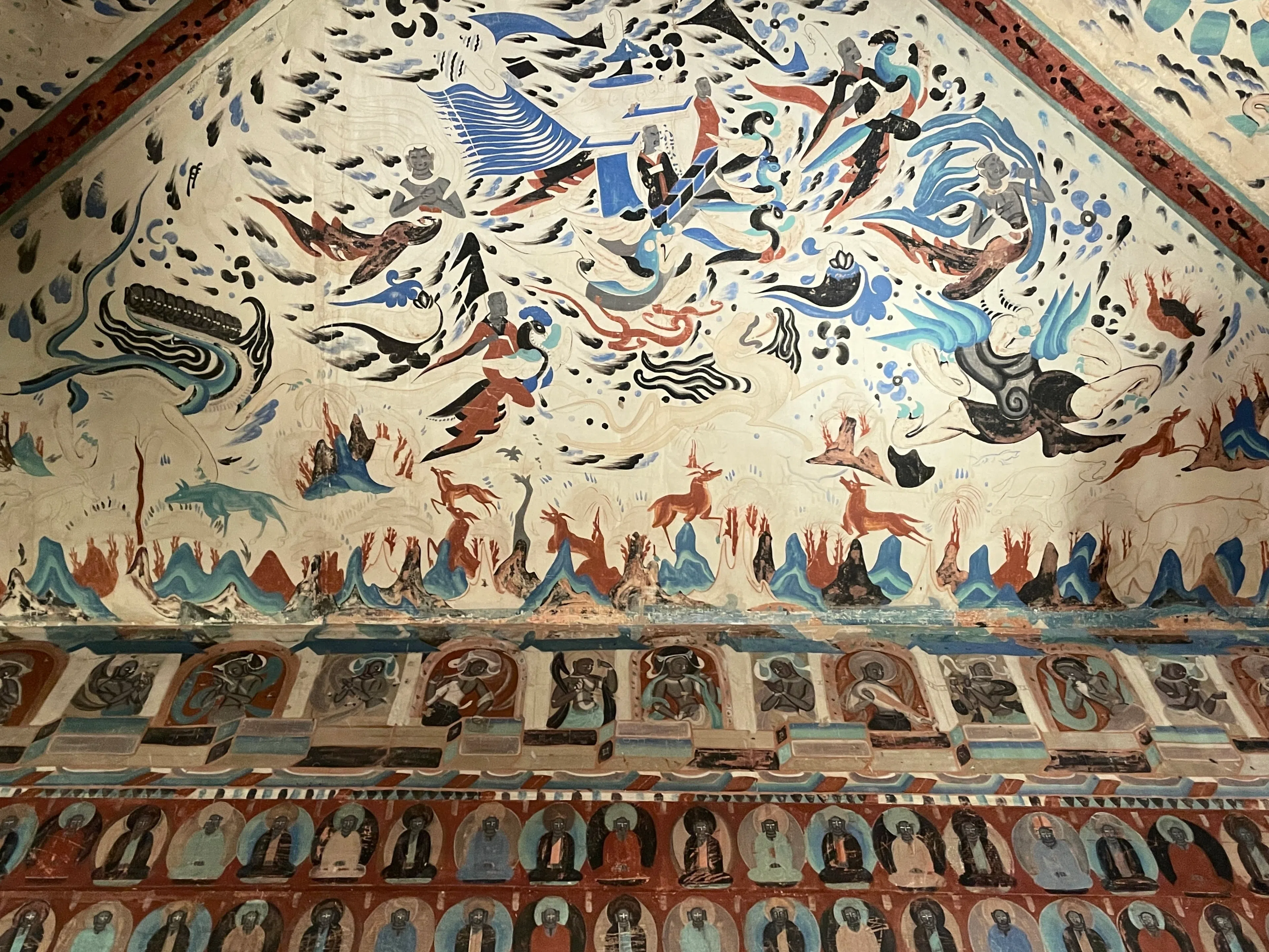 249窟壁画可见道教元素众多，此图刻画西王母出行时乘坐凤鸟牵引的仙车。（陈渊庄摄）