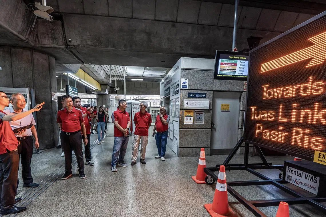 一旦地铁发生故障，SMRT会出动大型电子立牌，引导乘客到指定地铁站，更好地疏导人流。（取自SMRT脸书）