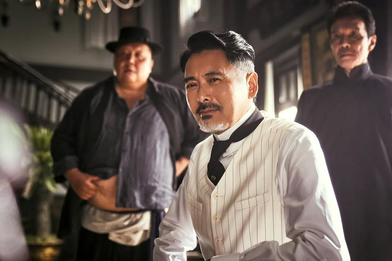 周润发（中）是《唐探1900》里的最大亮点。（mm2提供）