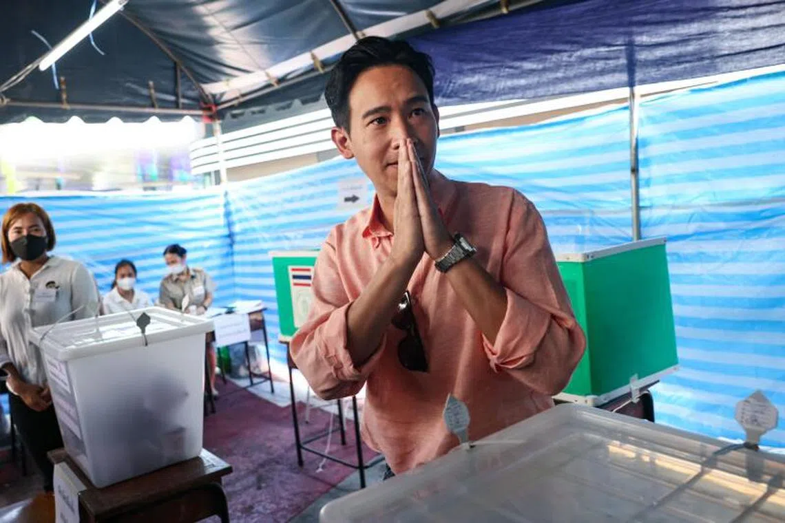 前进党党魁披塔在曼谷的一个投票站投票后向民众致意。（法新社）