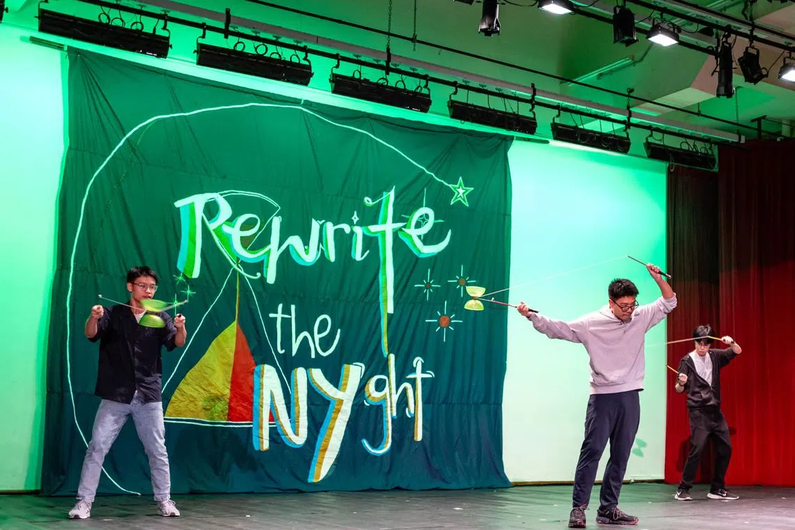 三名表演者展示了高难度的扯铃动作。（南洋初级学院提供）