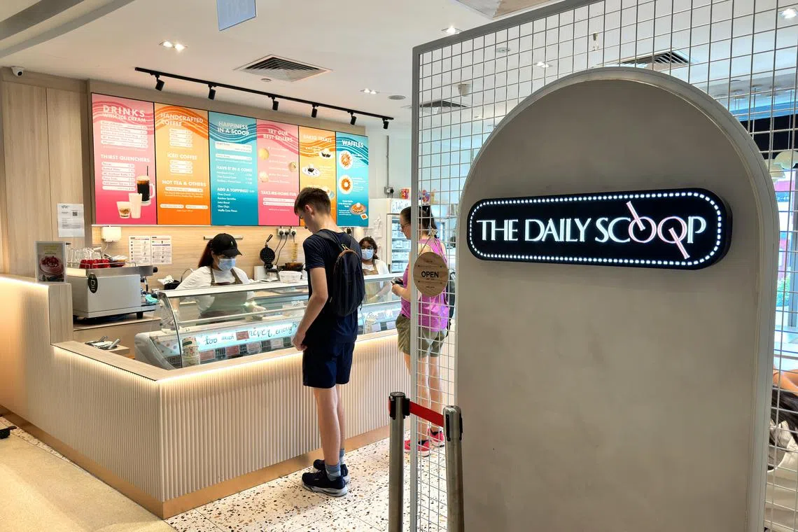 本地品牌雪糕店The Daily Scoop，雪糕口味丰富，色彩缤纷。（龙国雄摄）