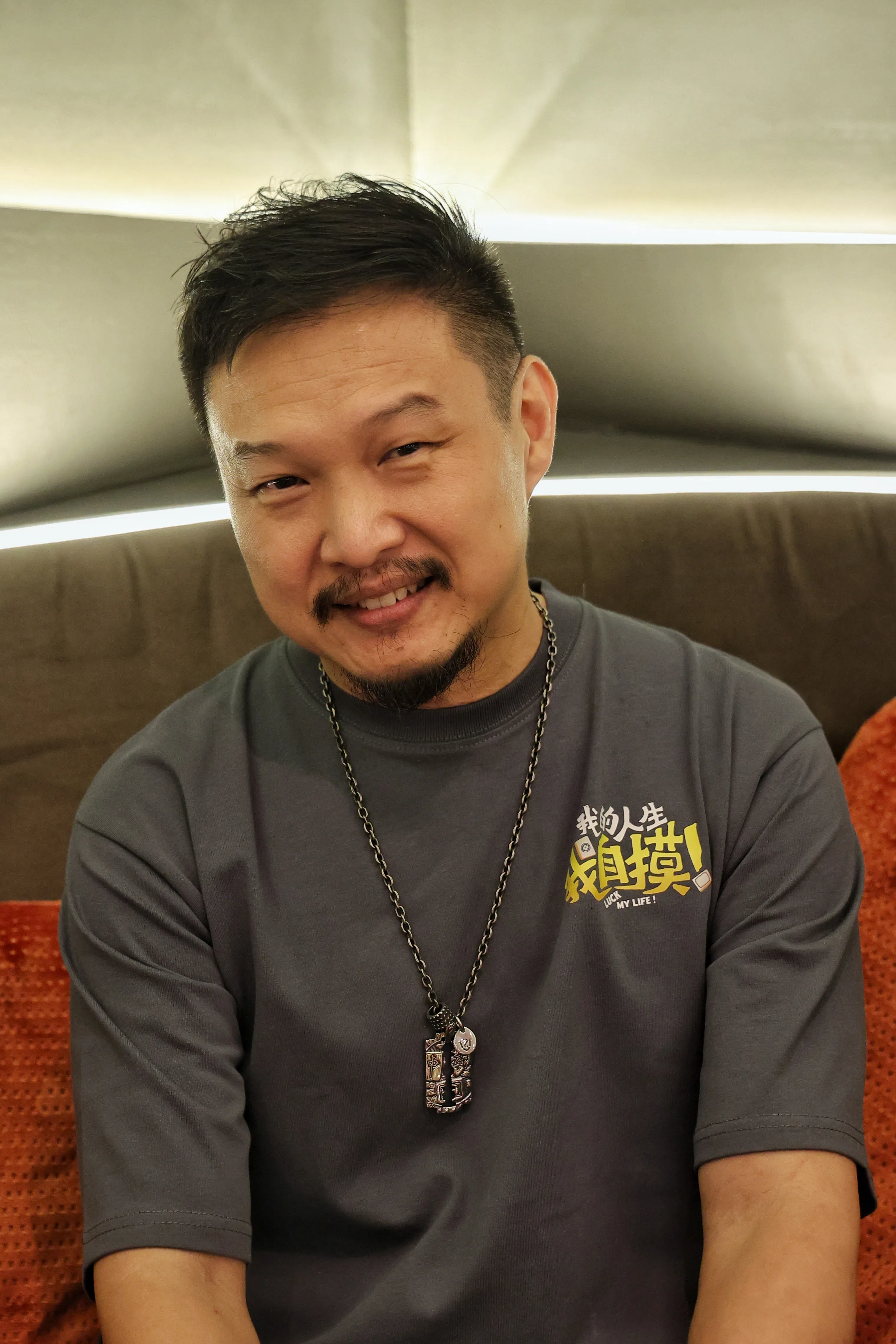 《我的人生我自摸》导演王福霖希望电影能带给观众欢乐和希望。（新明日报）