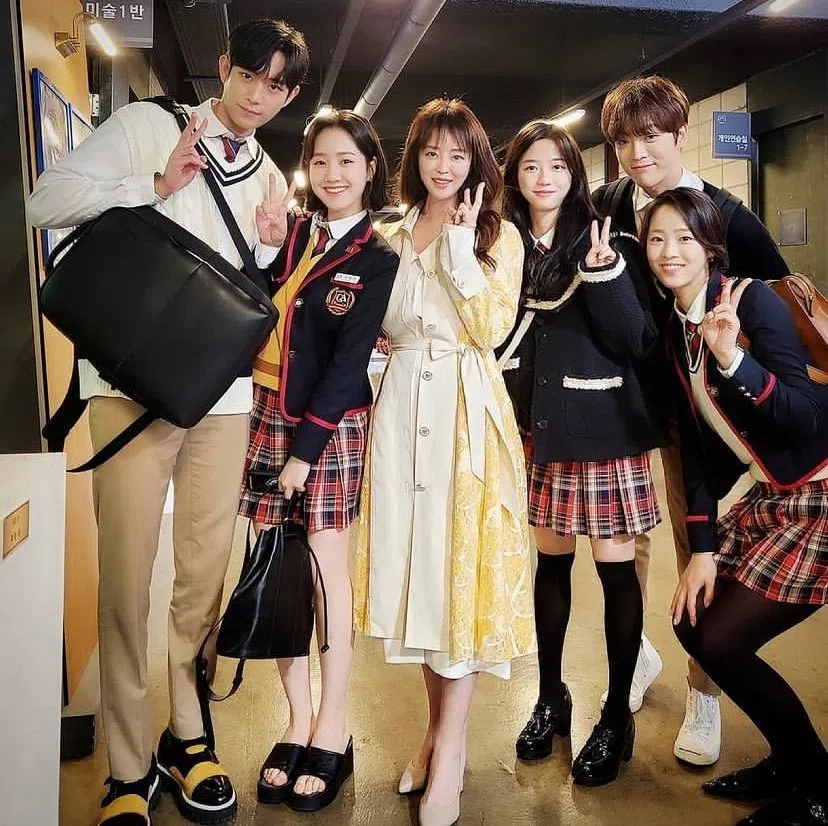 安妍红（中）在韩剧“Penthouse”中饰演恐怖家教“陈粉红”。（互联网）