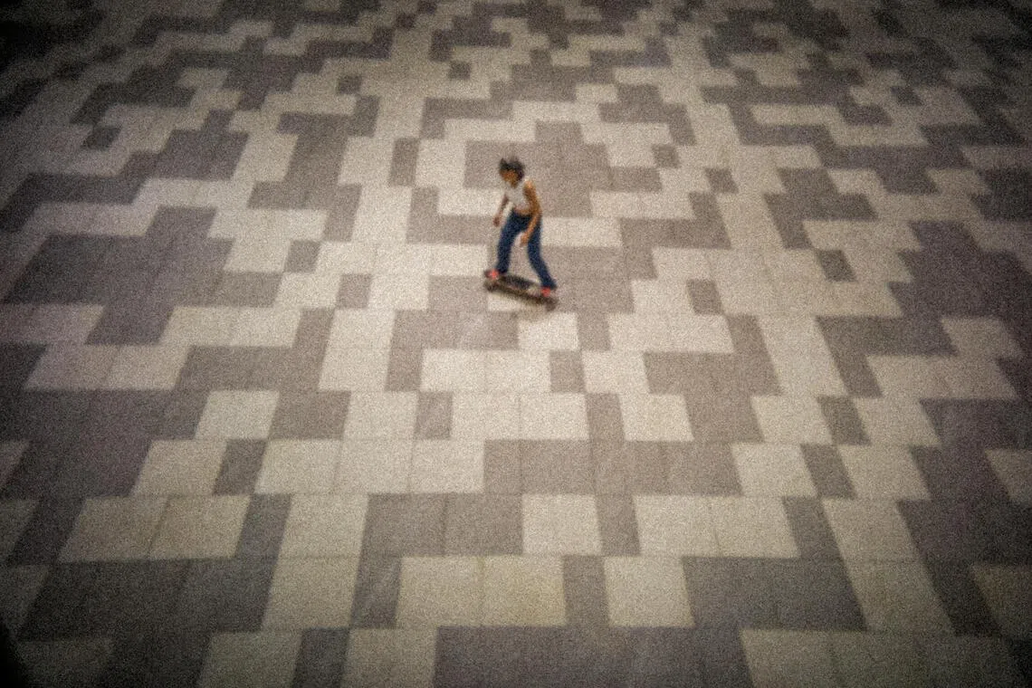 棋盘般的格子地面，是她的舞台。（叶振忠摄）