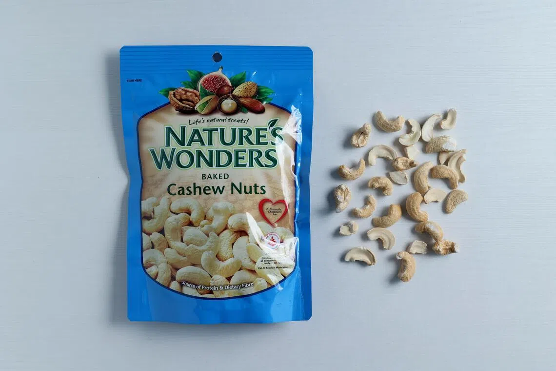 咀嚼散发自然淡香的烤腰果，具有防止血管疾病的好处。（龙国雄摄）