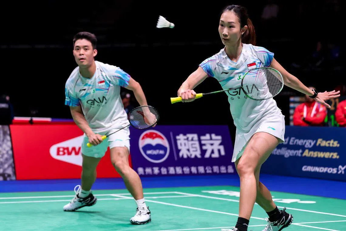 许永凯（左）和陈薇涵无法适应场地风向和对手的快节奏，两局不敌韩国的徐承宰／蔡侑玎。（Badmintonphoto提供）