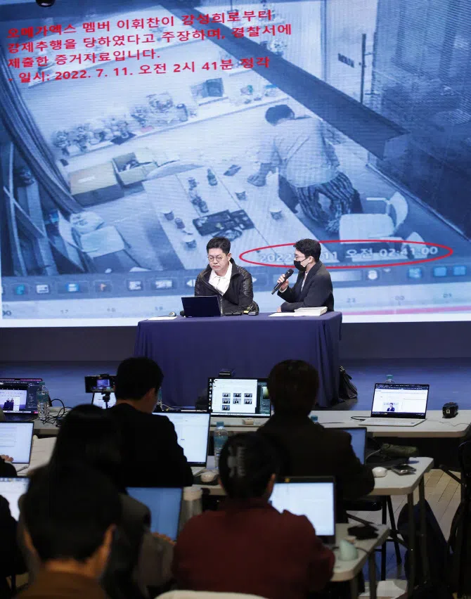 韩团公司老板（左）亲自公开妻子被旗下偶像猥亵的视频，震惊娱乐圈。（互联网）