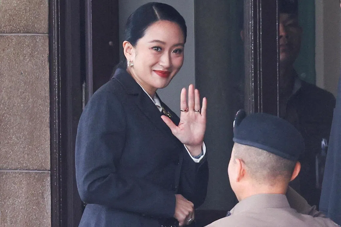 8月29日，佩通坦没有亲自到泰国宪法法院，而是在政府大楼办公室等候法院对她被指控违反道德准则一案的裁决。图为她进入政府大楼办前微笑向媒体挥手致意。（路透社）