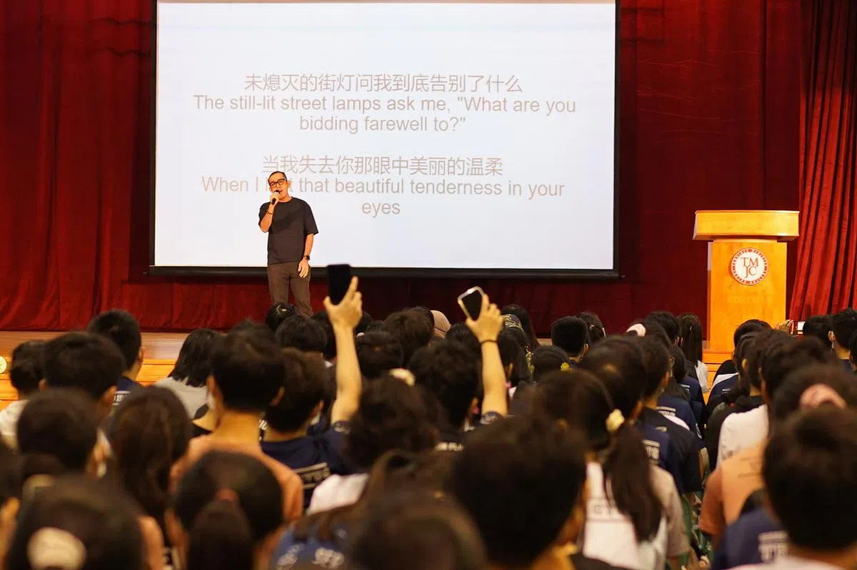 黄浩昇老师深情演唱《不要对他说》。（淡滨尼美廉初级学院提供）