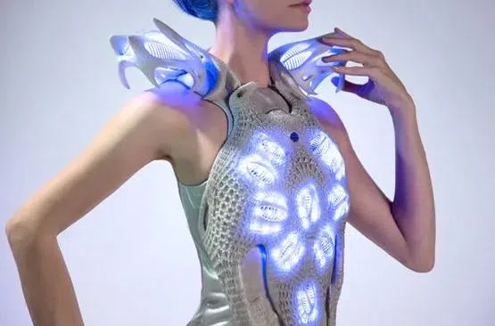 智能连衣裙可根据数据改变灯光、声音。（互联网）