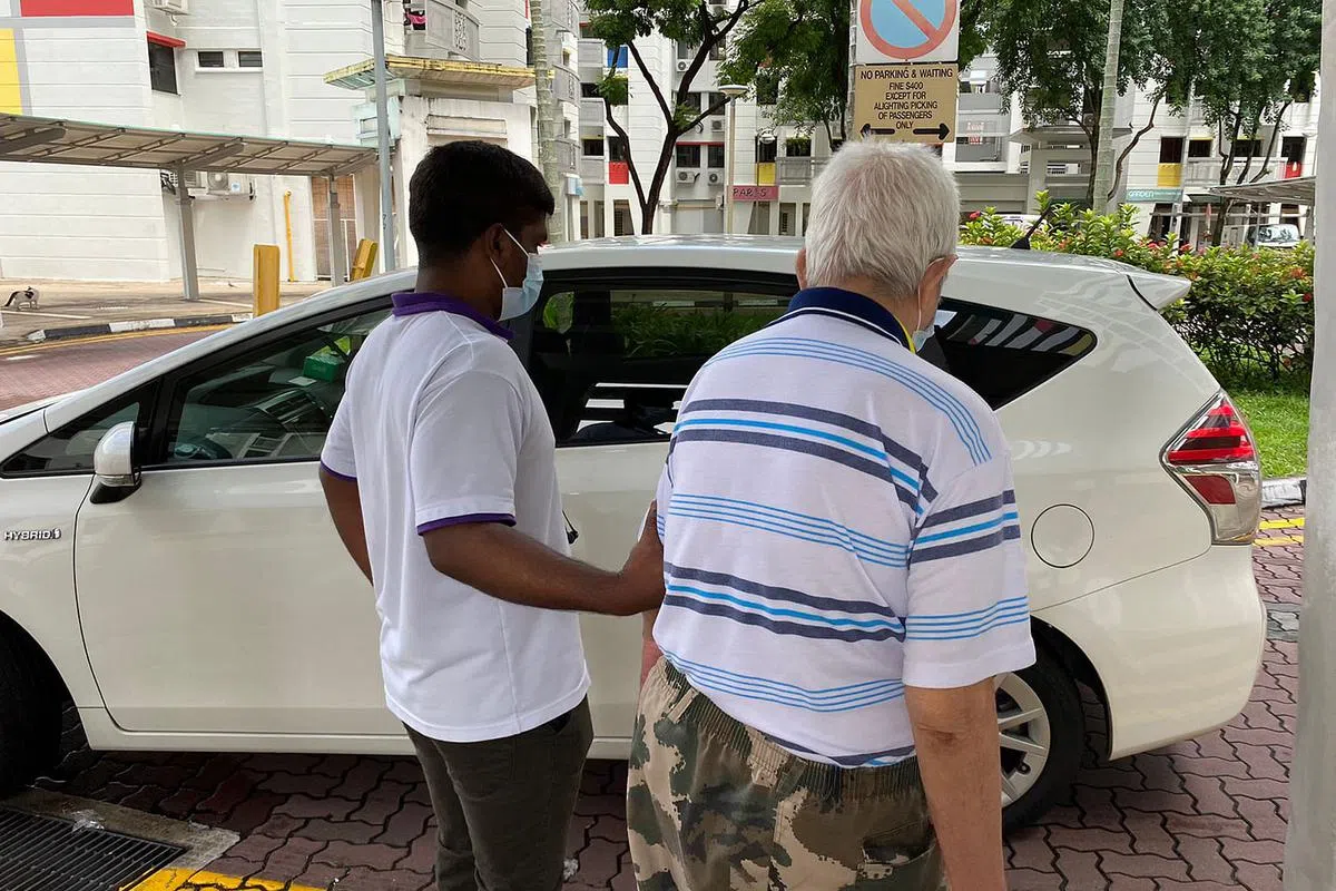 Gojek司机接送年长者到医院或诊所看诊。（图/受访者提供）