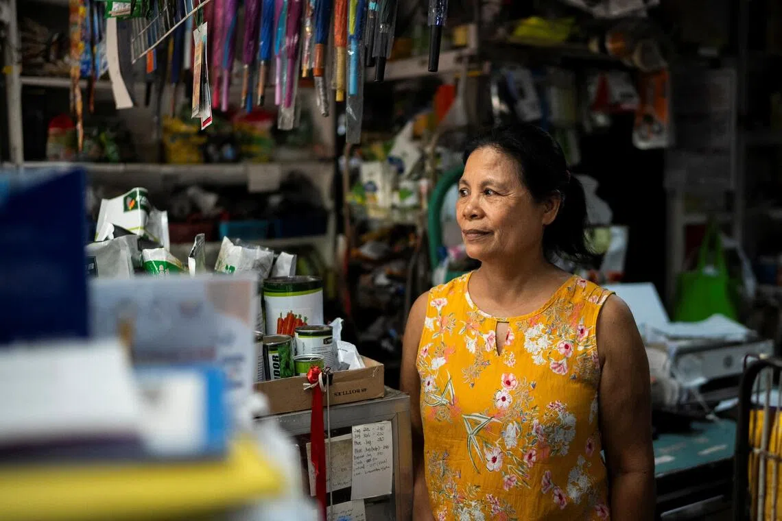 巴示戈（Basco）居民胡巴尔德（Marilyn Ubalde）经营杂货店，美菲军队在巴丹群岛密集演习，让她和其他居民担心中美日后若爆发战争，他们将受影响。（路透社）