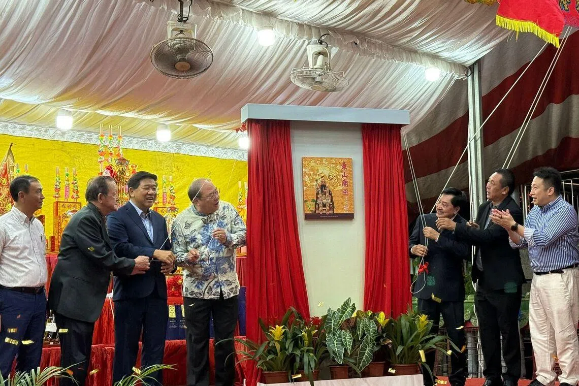 东山庙特刊编辑梁毅（左起）、会务顾问林世海、荣誉主席白敬平、发布会主宾兼荣誉主席陈奕福、主席蔡金玉、副财政蔡伟霖，以及义顺南公民咨询委员会主席王垣寯，共同主持特刊发布仪式。（杨慧莉摄）