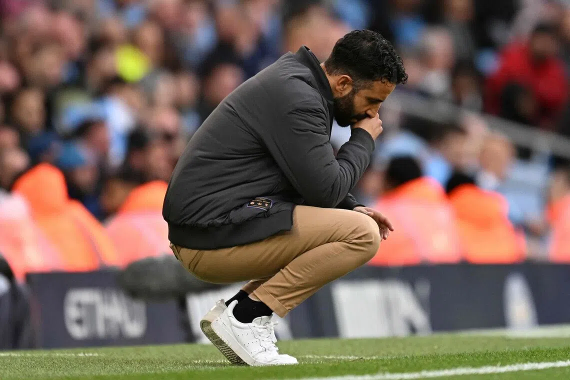 曼联主帅阿莫林的三后卫打法饱受质疑，此役丢球也很大程度和后防漏洞有关。（法新社）