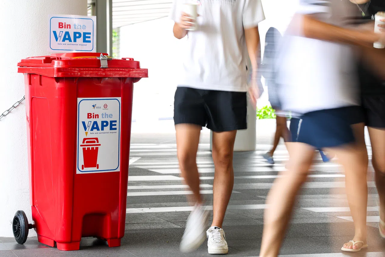 当局在全岛多个地点，包括校园设置醒目的红色回收箱，鼓励公众主动放弃电子烟，戒掉坏习惯。（林明顺摄）
