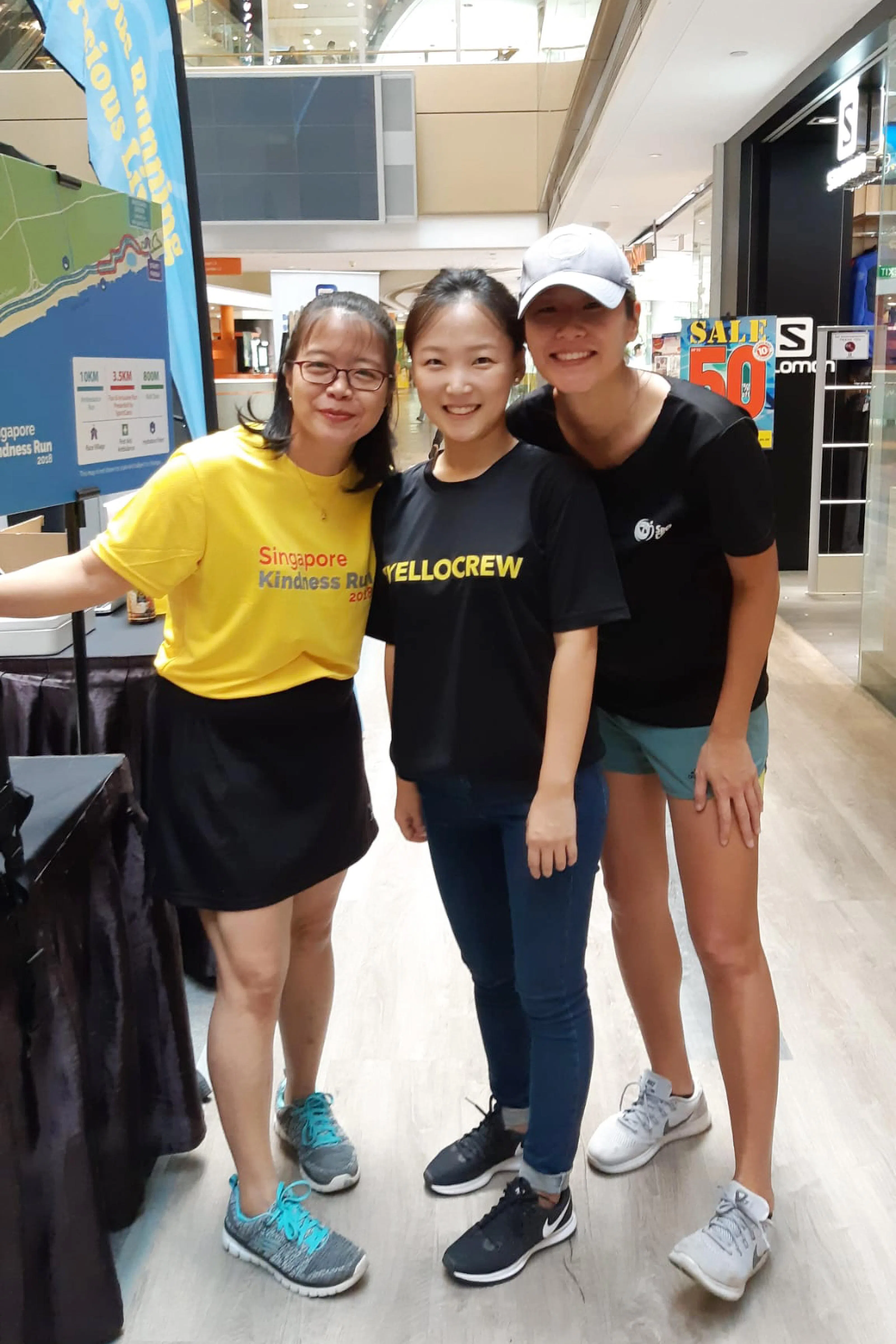 陈丽玲（左起）感激当年启发她投身义工行列的严女士和何女士。何女士于2020年辞世。（受访者提供）