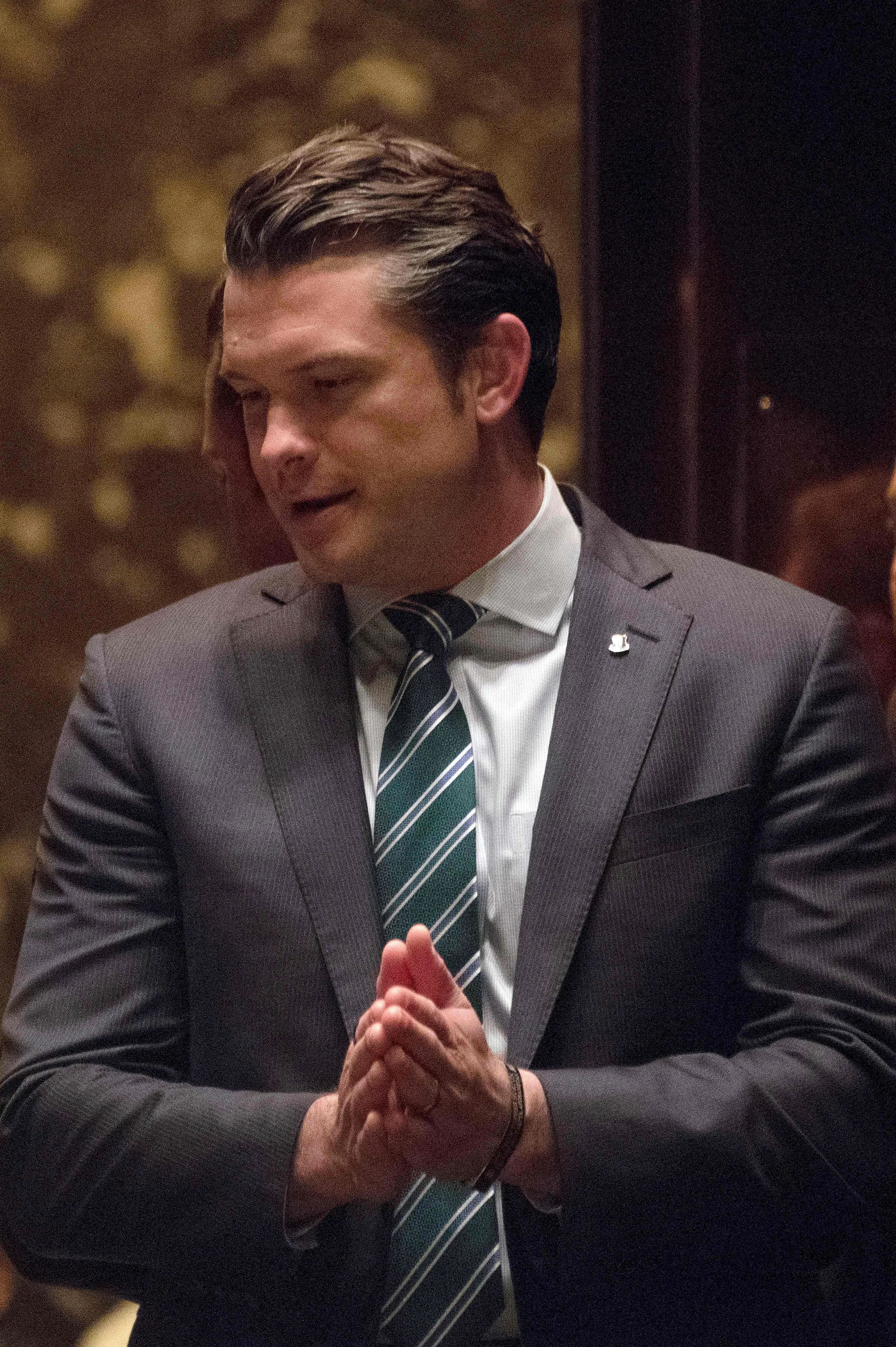 “关心退伍军人”组织的创始人赫格塞斯于2016年12月15日抵达纽约特朗普大厦，当时，特朗普正在考虑退伍军人事务部长人选。（法新社档案照片）