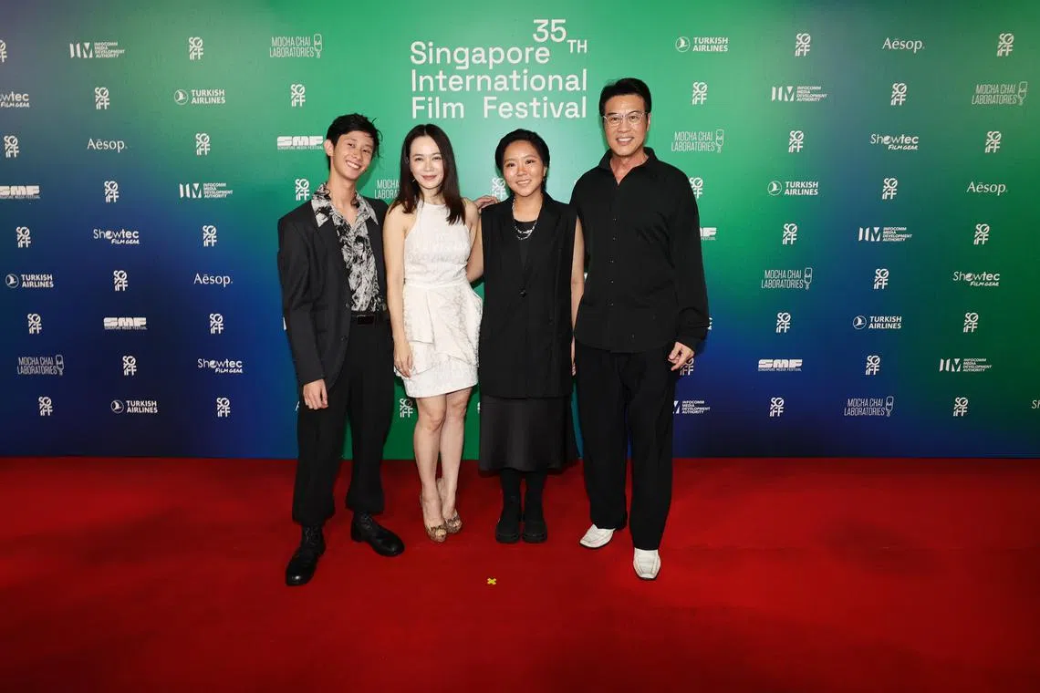 金马影后杨雁雁（左二）和郑各评（右一）为SGIFF35放映的动画片《早安健康》（My Wonderful Life）配音。（龙国雄摄）