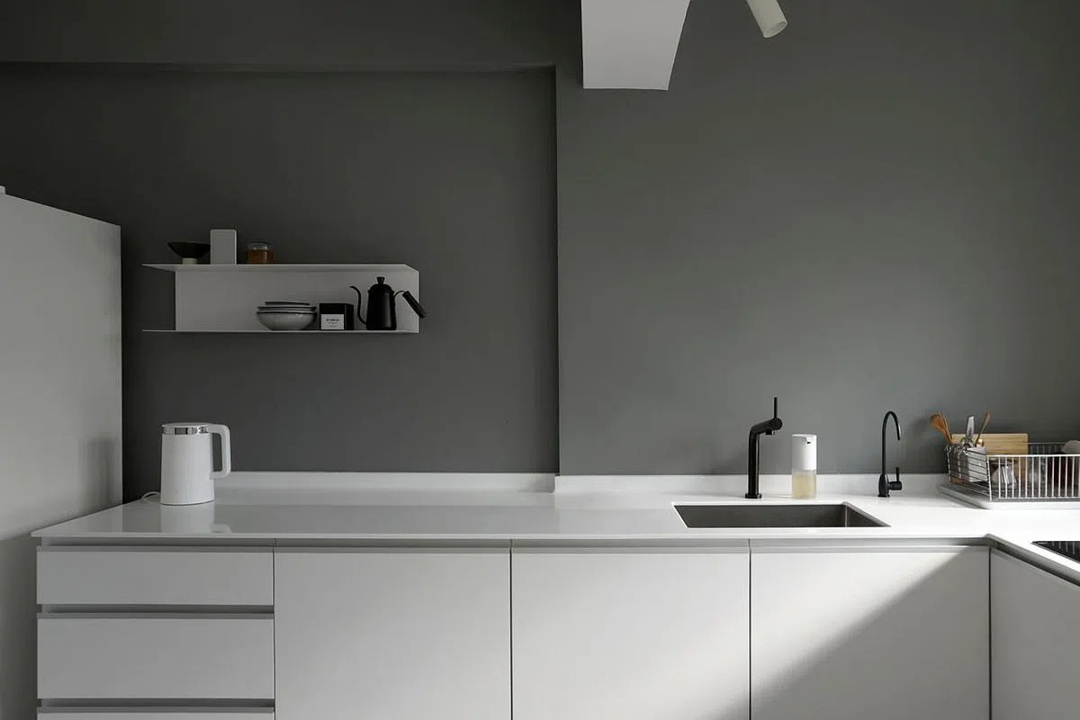 厨房的色系根据房子的主要材质石与木，延伸为灰、褐、白。（受访者提供）