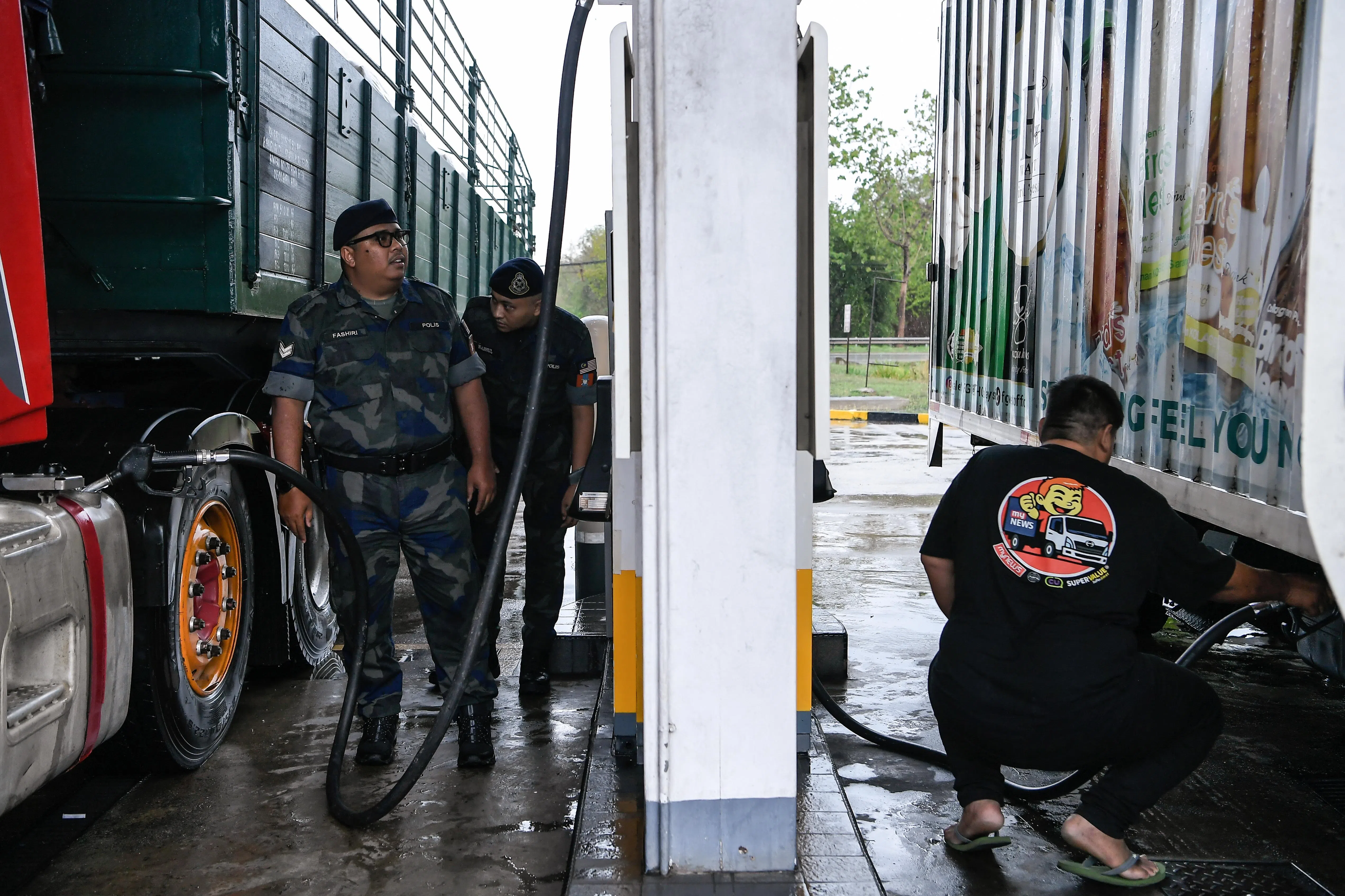 吉打州古邦巴素县边境小镇樟仑（Changlun）距离北部马泰边境黑木山仅8公里，是从北马通往泰国南部的重要交通枢纽，当地油站因此成为警方重点关注的燃油走私热点。（马新社）