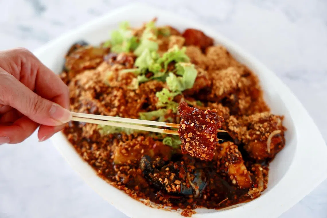 高文罗惹，酱料香浓，配料可加海蜇、皮蛋，蛮特别。（龙国雄摄）