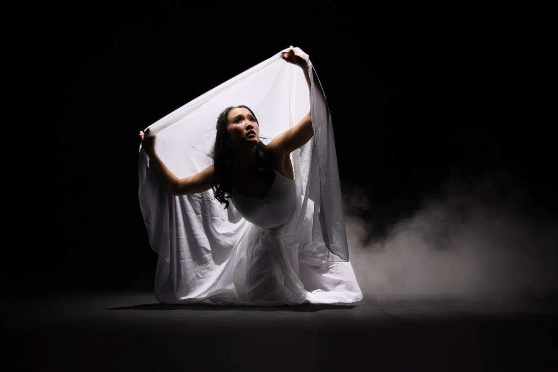 “战”是《联合早报》“字述一年2023”其中一个入围的汉字。图为应邀为今年活动拍摄入围汉字推介视频的舞者，以舞蹈演绎出战火底下无辜平民往往被历史遗忘的残酷现实。（龙国雄摄）