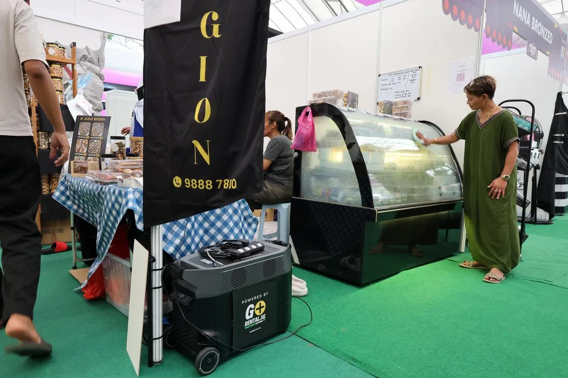 配合F1在甘榜格南举办的“Glam Circuit Festival”，超过一半的摊位使用以太阳能供电的电池发电机，主要为零售和游戏摊位。当中也有售卖食品的摊位，将这些电池发电机当做备用电源。（梁麒麟摄）